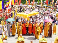 Hàng nghìn phật tử cung rước xá lợi Đức Phật về chùa Bái Đính Hàng nghìn phật tử cung rước xá lợi Đức Phật về chùa Bái Đính