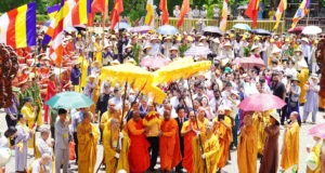 Hàng nghìn phật tử cung rước xá lợi Đức Phật về chùa Bái Đính Hàng nghìn phật tử cung rước xá lợi Đức Phật về chùa Bái Đính