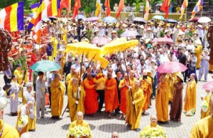 Hàng nghìn phật tử cung rước xá lợi Đức Phật về chùa Bái Đính Hàng nghìn phật tử cung rước xá lợi Đức Phật về chùa Bái Đính