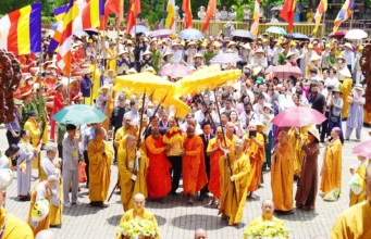 Hàng nghìn phật tử cung rước xá lợi Đức Phật về chùa Bái Đính Hàng nghìn phật tử cung rước xá lợi Đức Phật về chùa Bái Đính