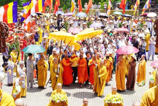 Hàng nghìn phật tử cung rước xá lợi Đức Phật về chùa Bái Đính Hàng nghìn phật tử cung rước xá lợi Đức Phật về chùa Bái Đính