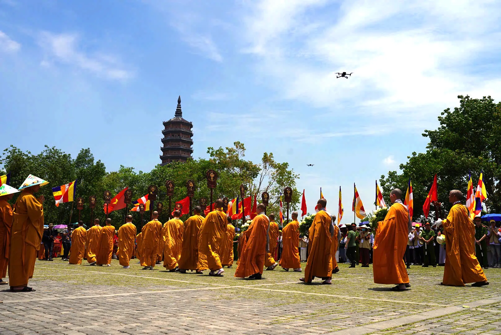 Hàng nghìn phật tử cung rước xá lợi Đức Phật về chùa Bái Đính